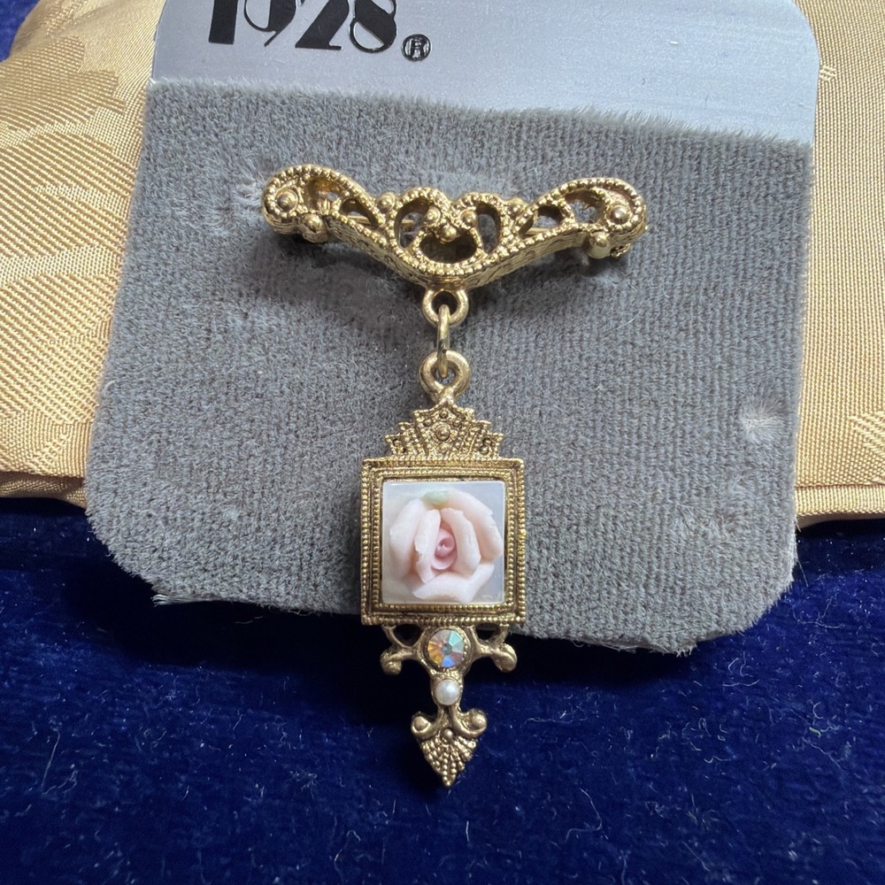 1928 Jewelry Company Victorian Style Porcelain Rose Bar Brooch Gold Tone Pink